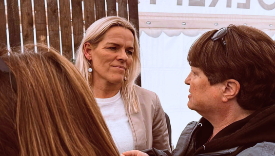 Meningsdanner Sanne Yesilmen og ældreminister Mette Kierkgaard